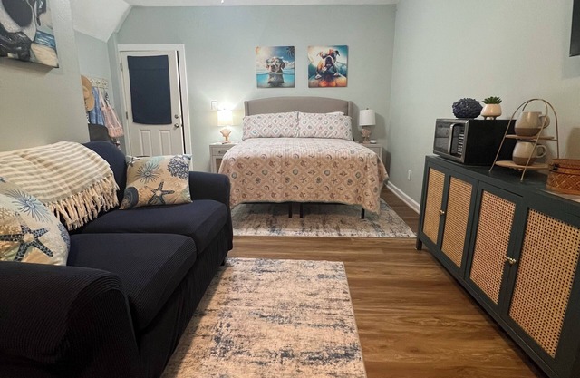 Cozy studio with close beach and onsite dock access on charming Cape San Blas