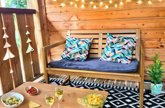 Cozy studio with swimming pool and balcony