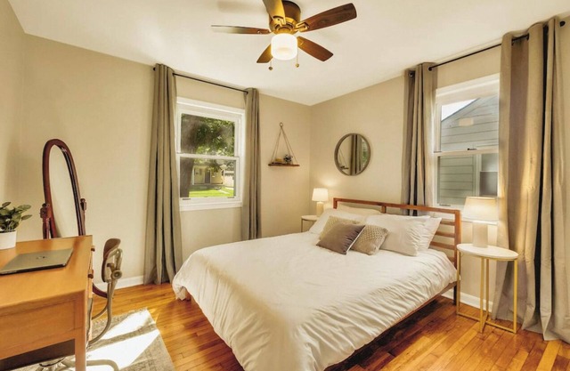 Cozy- Stylish 2 bd with fenced in back yard w/Firepit