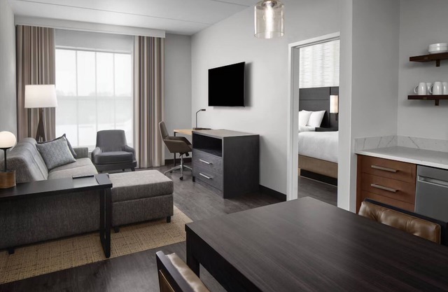 Cozy Suite w/Kitchen, Heated Pool, & Free Shuttle to Mayo Clinic – Free Parking