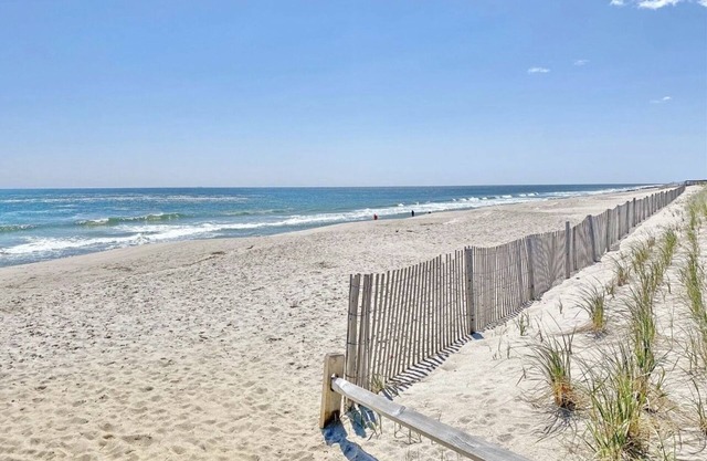 Cozy Summer get-away, steps to the Beach! Central in-ground pool and picnic area