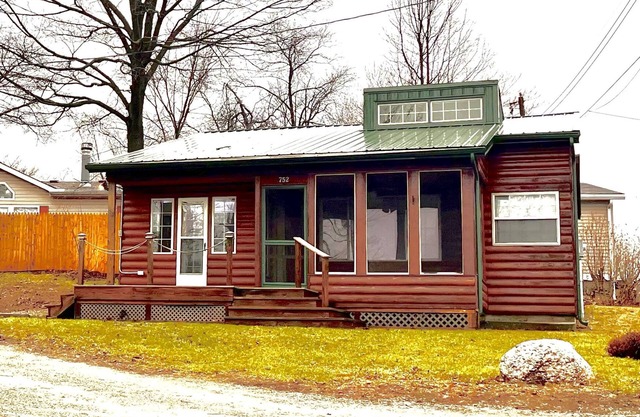 Cozy Sylvan Lake Cabin with Loft & Stunning Lake Views!