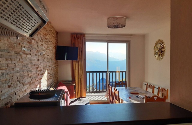 Cozy T2 for 6 with ski access, balcony, washer in Peyragudes