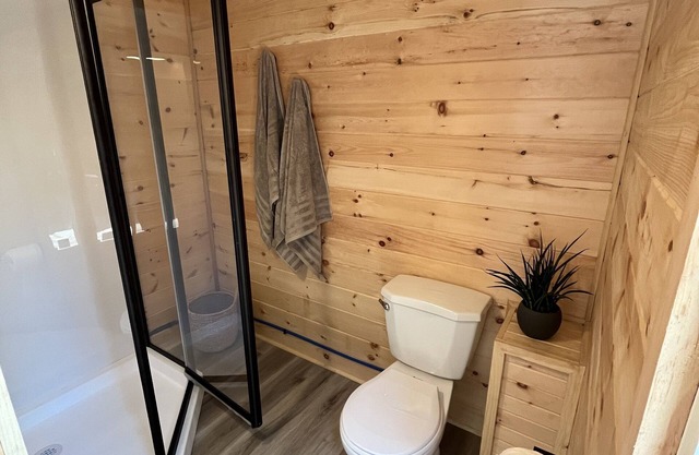 Cozy tiny home, immersed in the forest, overlooking the pond!