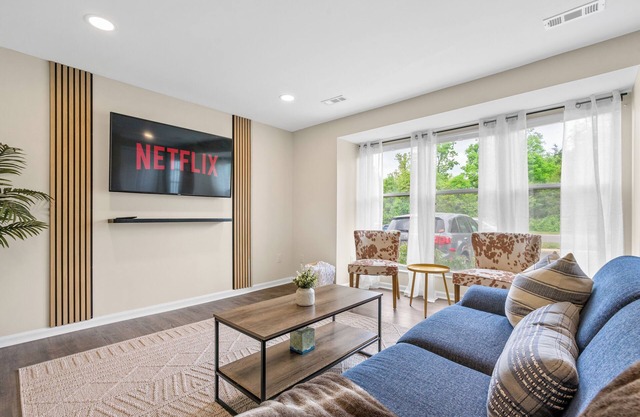 Cozy Townhome - 7 min from Dulles Aiport/35 min to DC!