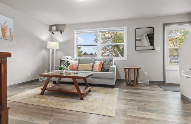 Cozy Townhome w/Garage in Appleton