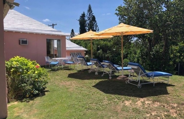 Cozy Two Bedroom Bermuda Cottage with less than 5 minute walk to the beach!