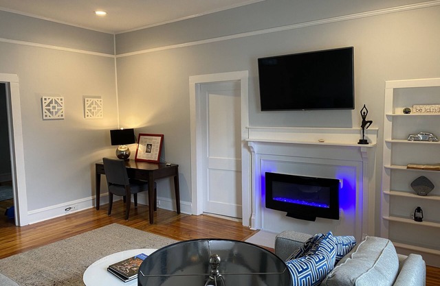 Cozy Two Bedroom Bungalow- In walking distance to a great time