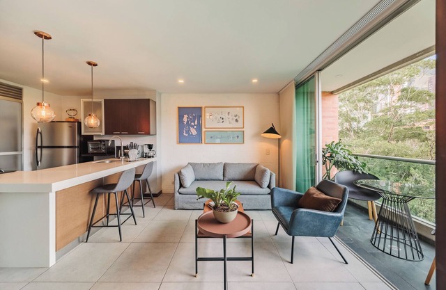 Cozy Unit with Unbeatable View in a Prime Location w/pool