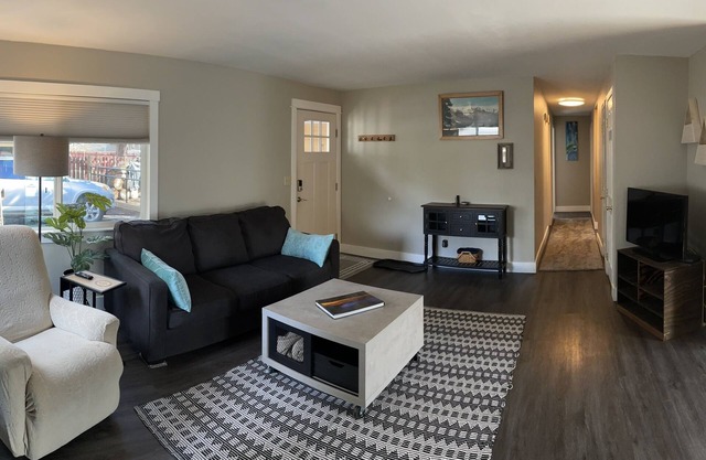 Cozy Updated 3B Home - 5 minutes to the Old Mill!