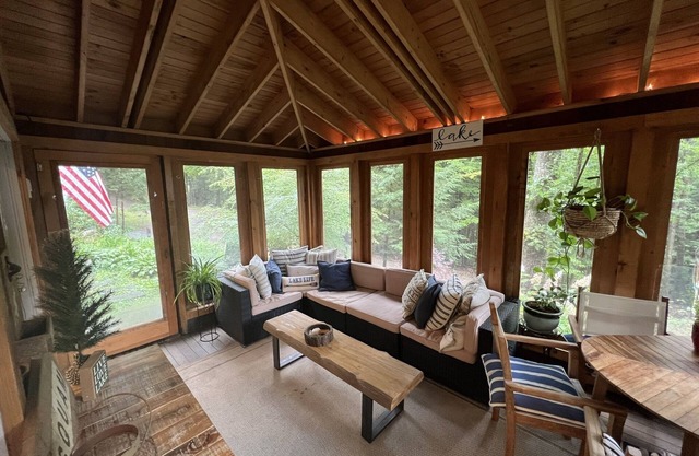 Cozy, updated 3bd home in Holderness-Squam Lake- walk to town-AC!