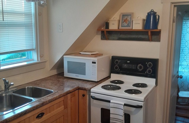 Cozy upper apartment across from the Bay of Fundy.