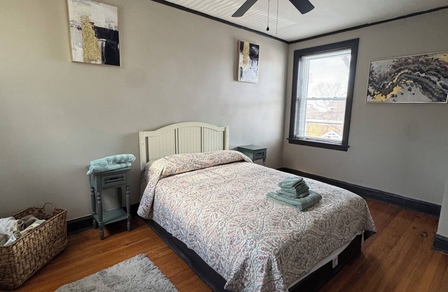 Cozy Urban Retreat Near Midway – Perfect for Travelers!