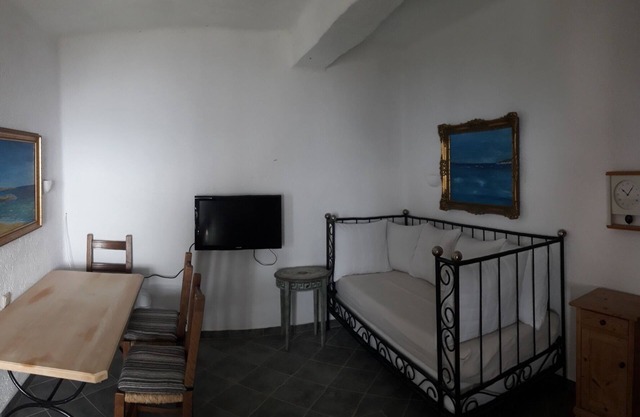 Cozy vacation apartment with stunning sea views, 5 minutes' walk from the beach