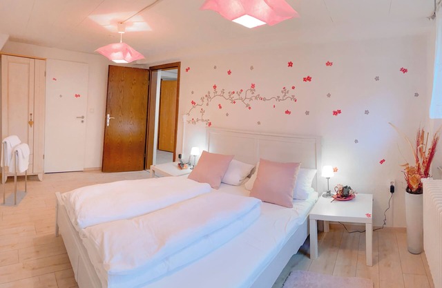 Cozy vacation apartment on the Rhine promenade. Family and group friendly!