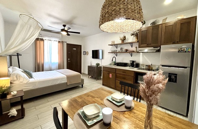 Cozy vacation studio in Belize City, 15min to airport, 10 to water taxi & center