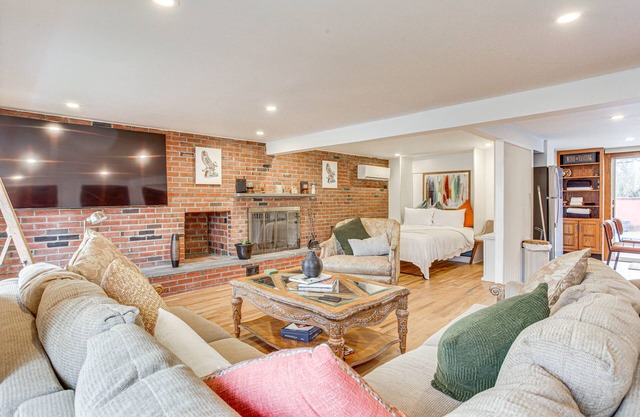 Cozy Valley Stream Studio, 20 Mi to Times Square!