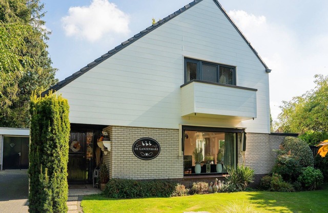 Cozy villa with wellness tub, sauna and garden