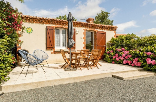 Cozy Vineyard Cottage: Private Terrace, WiFi, Near Nantes