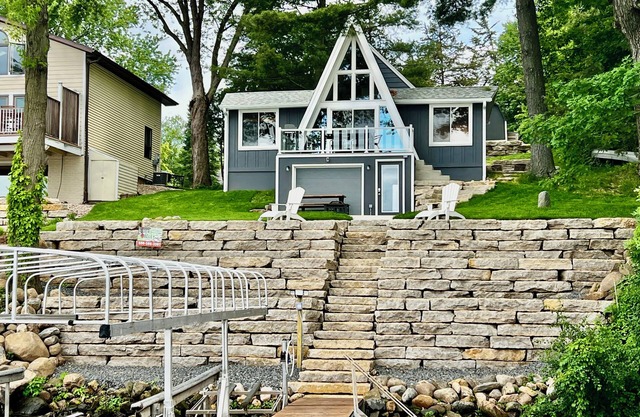 COZY WATERFRONT CABIN, ON SUNSET BAY, LAKE WISCONSIN ! SUMMER AND WINTER FUN !