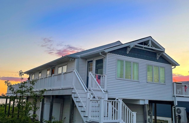 Cozy Waterfront Cottage– Dog Friendly & Fully Stocked!