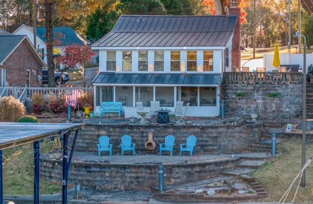 Cozy Waterfront Lake Cottage near RTJ Golf Course!nn