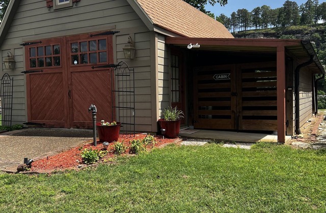 Cozy White River Cabin, perfect for a couple's getaway or fishing trip!