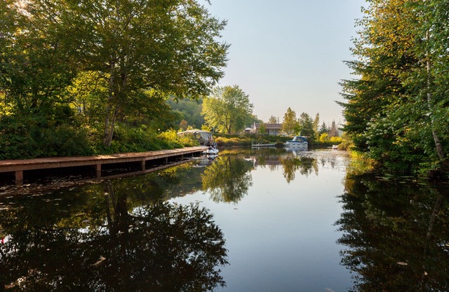 ♥ Cozy Winter Escape: Lakeside Chalet with Spa & Outdoor Adventures