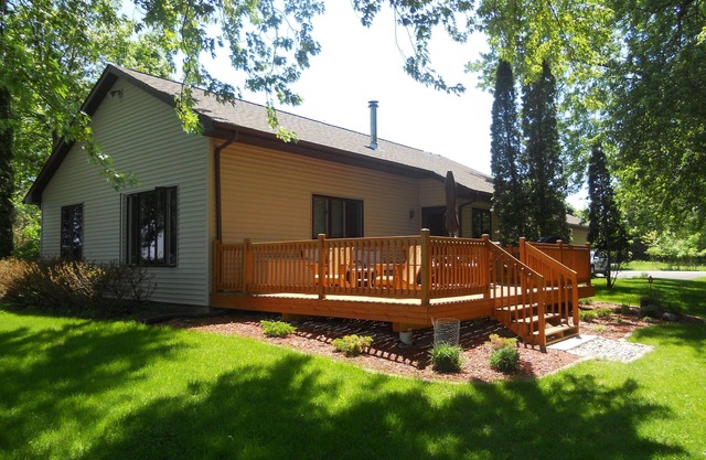 Cozy year round Lake Front Vacation Home