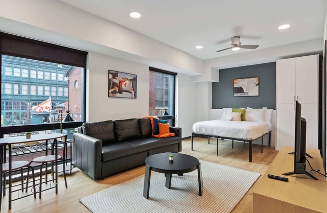 CozySuites Mass with parking, lounge and roof deck 12