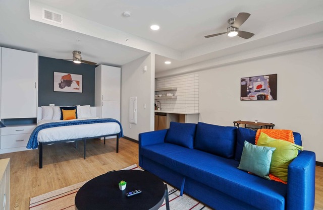 CozySuites Mass with parking, lounge and roof deck 16