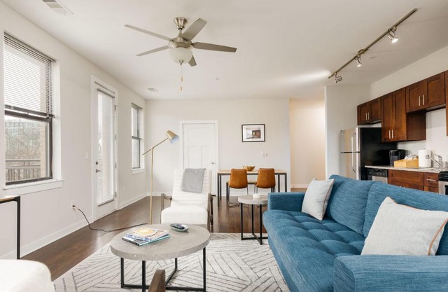 CozySuites Music Row Spacious 2BR with free parking 40