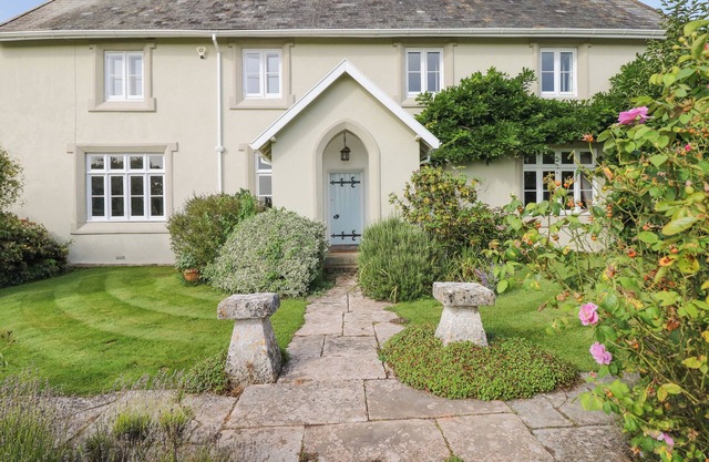 CRABLAKE FARMHOUSE, pet friendly, with open fire in Exminster