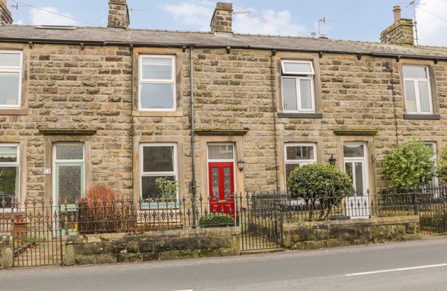 CRAG VIEW COTTAGE, pet friendly, character holiday cottage in Embsay