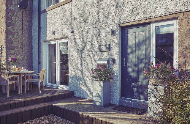 CRASTER REACH, pet friendly, luxury holiday cottage in Craster