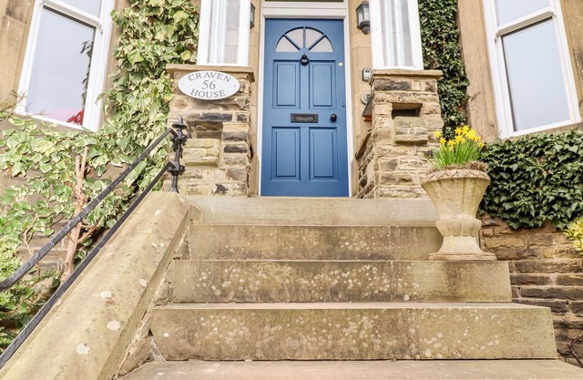 CRAVEN HOUSE, pet friendly, character holiday cottage in Skipton
