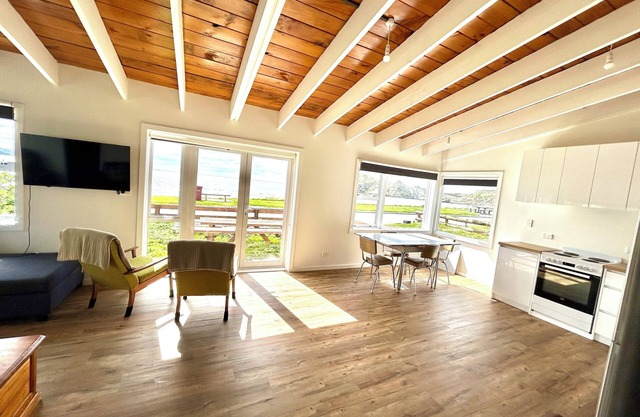 Crayfish Cove - Unsurpassed Water front location!