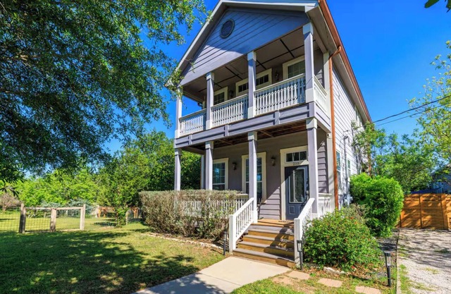 Creek Haus Hideaway l Hot Tub, Pet Friendly, 1.2 Acres, Creek Views Near Main St
