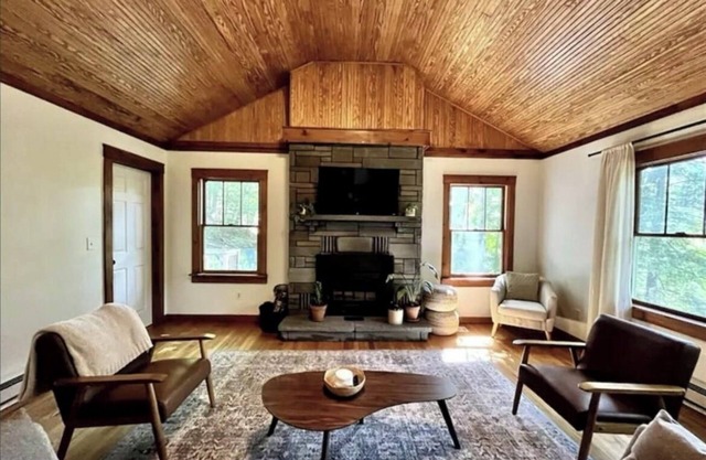 Creekside cottage-dog friendly!