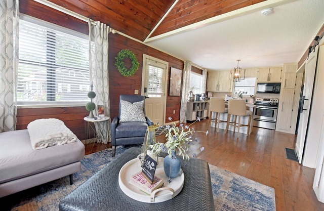 Creekside Cottage king Bed Frada's Nest Casual Elegance