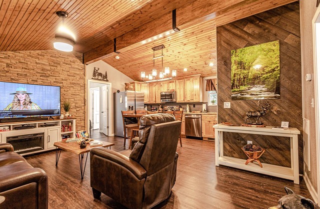 "CREEKSIDE ESCAPE" CABIN ON ROARING CREEK, HOT TUB, 2/2, BRYSON CITY