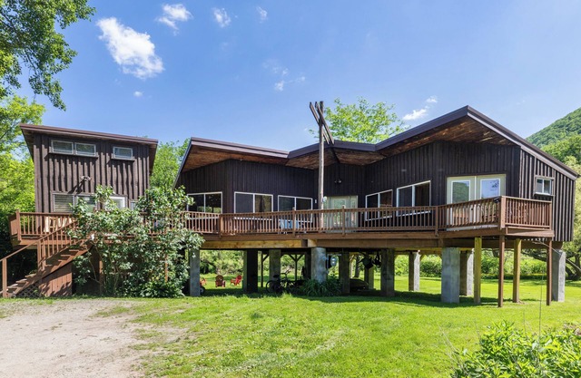 Creekside Retreat: Rail Trail Access Nearby!