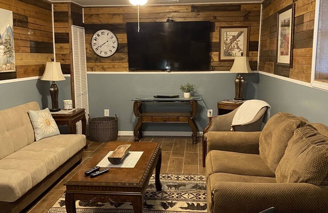 Creekside Retreat, 3 bedroom, Large parking, Picnic area. Across from Trail 14