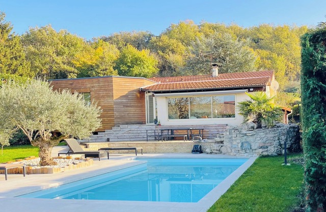 Crémieu, calm and relaxation, 2 steps from the center.
