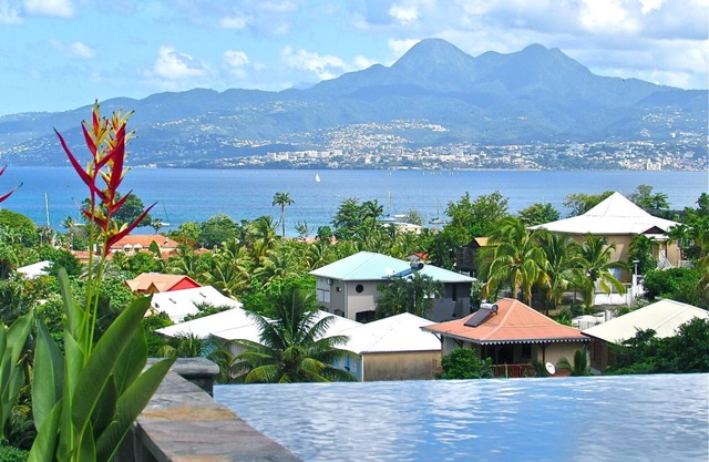 Creole villa with a swimming pool and sea view for 6 people