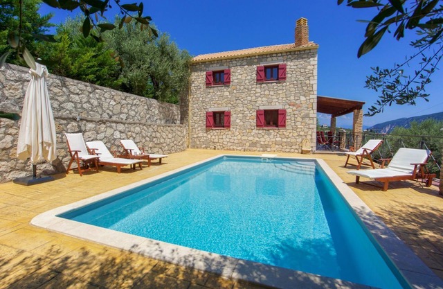 Crimson Villa - Two Bedroom Villa, Sleeps 4