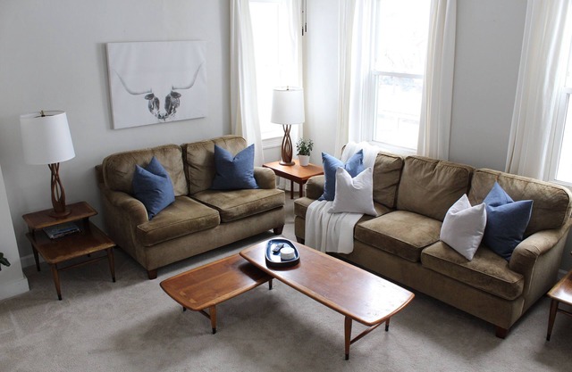 Crisp 2 bedroom upstairs apartment in historic duplex