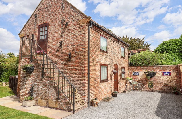 CROFT GRANARY, family friendly, with a garden in Stillington