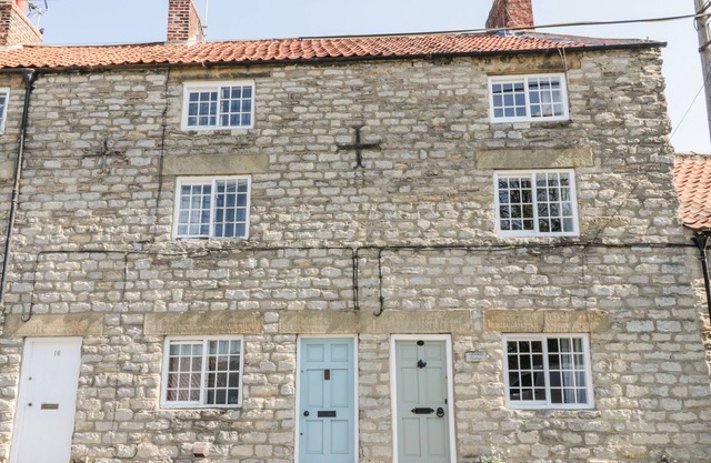 CROOKED COTTAGE, pet friendly, with open fire in Kirkbymoorside