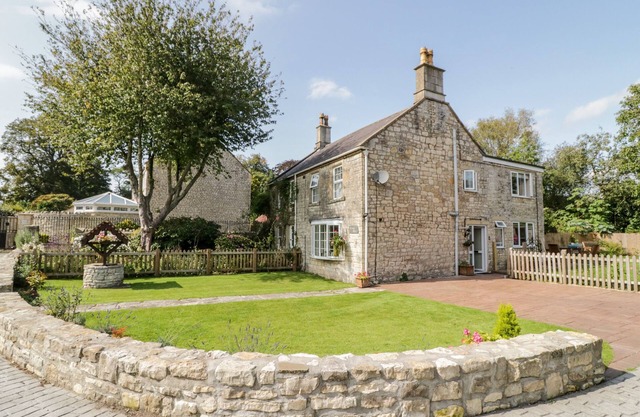 CROOKED WELL, family friendly, character holiday cottage in Timsbury